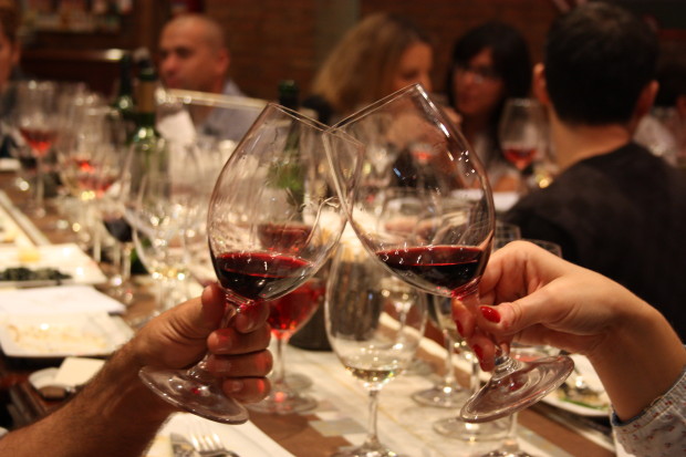 brindis-en-restaurante-malagueno-la-rebana