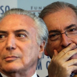 DF - FUNDAÇÃO ULYSSES GUIMARÃES/PLATAFORMA DIGITAL - POLÍTICA - O vice-presidente da República Michel Temer, e o presidente da Câmara, Eduardo Cunha, durante a   cerimônia de lançamento da plataforma digital da Fundação Ulysses Guimarães, na FUG, na Câmara dos   Deputados, em Brasília, nesta quarta-feira.     15/07/2015 - Foto: ANDRÉ DUSEK/ESTADÃO CONTEÚDO