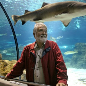 JOAN DOMENEC ROS EN EL AQUARIUM DE BARCELONA. 25/10/2006. FOTO: CRISTINA GALLEGO. CONTACTAR CON LA FOTÓGRAFA PREVIAMENTE A LA PUBLICACIÓN DE LA FOTO EN CUALQUIER MEDIO. TEL: 639 43 07 25 / crisgallego@telefonica.net