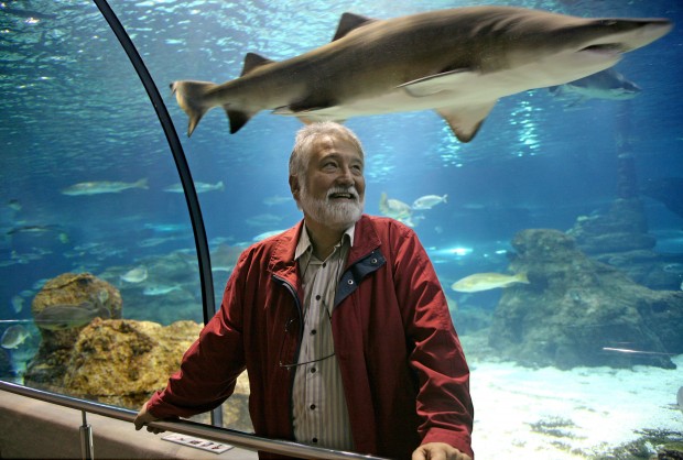 JOAN DOMENEC ROS EN EL AQUARIUM DE BARCELONA. 25/10/2006. FOTO: CRISTINA GALLEGO. CONTACTAR CON LA FOTÓGRAFA PREVIAMENTE A LA PUBLICACIÓN DE LA FOTO EN CUALQUIER MEDIO. TEL: 639 43 07 25 / crisgallego@telefonica.net