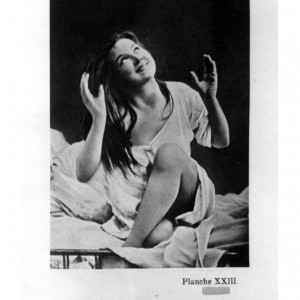 Der Neurologe und Pathologe Jean-Martin Charcot arbeitete Ende des 19. Jahrhunderts am Pariser Hôpital de la Salpêtrière. Sein Interesse galt der Erforschung einer rätselhaften Krankheit, der Hysterie, durch die genaue Dokumentierung in Zeichnungen und Fotografien. Seine Patientinnen setzte er unter Hypnose und untersuchte in diesem Zustand, die verschiedenen Stadien der "hysterischen" Frauen. Diese Aufnahme zeigt Patientin Augustine in Ekstase.