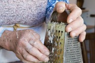 las-manos-de-la-abuela-en-cocinar-111564298