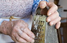 las-manos-de-la-abuela-en-cocinar-111564298