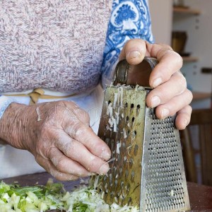 las-manos-de-la-abuela-en-cocinar-111564298